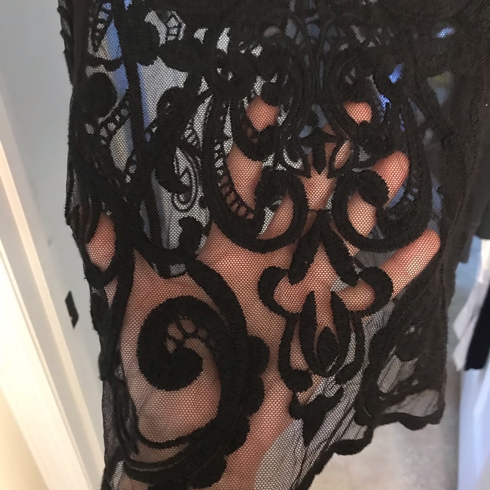 Express Sheer Embroidered Tank - Picture 4 of 5